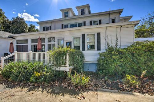 Exquisite Anderson Villa With Sunroom And Grill
