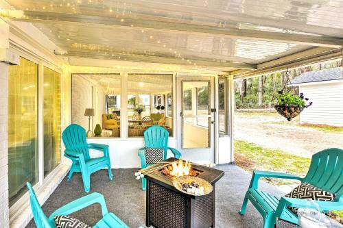 Bright Beaufort Home With Porch And Fire Pit!