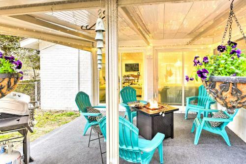 Bright Beaufort Home With Porch And Fire Pit!