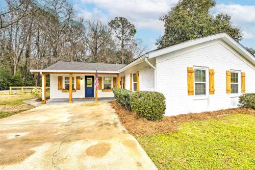 Bright Beaufort Home With Porch And Fire Pit!