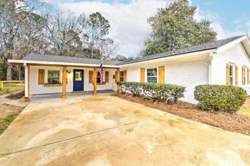 Bright Beaufort Home With Porch And Fire Pit!