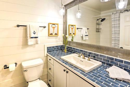 Bright Beaufort Home With Porch And Fire Pit!