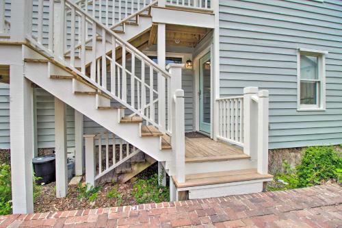 New! Renovated 2 Bed 2 Bath Apartment Downtown