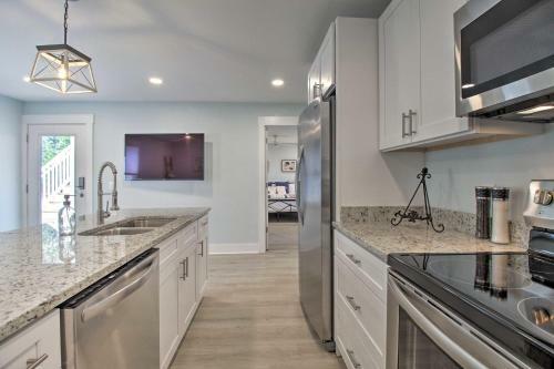 New! Renovated 2 Bed 2 Bath Apartment Downtown