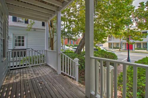 New! Renovated 2 Bed 2 Bath Apartment Downtown