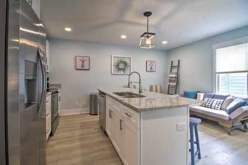 New! Renovated 2 Bed 2 Bath Apartment Downtown