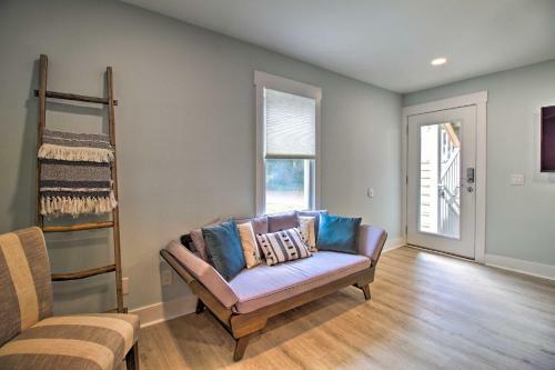 New! Renovated 2 Bed 2 Bath Apartment Downtown