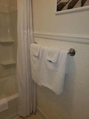 Villa Greenwood Private Home Close To Everything With Hottub