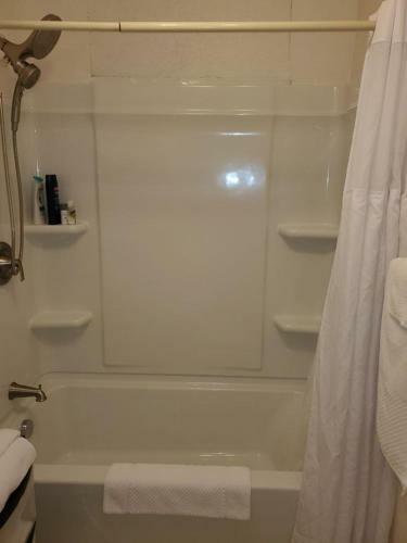 Villa Greenwood Private Home Close To Everything With Hottub