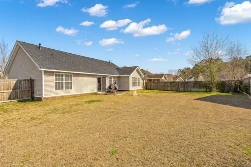 Spacious Home, Garage, Yards W/in 30 Min To All