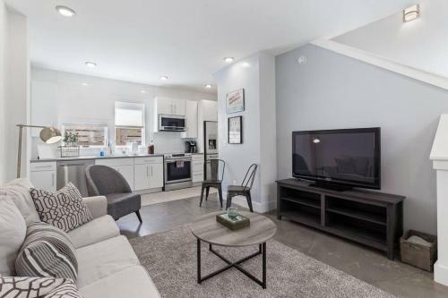 Southside Townie With Rooftop Balcony