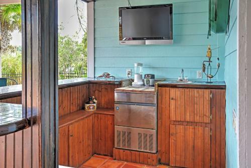 Spacious Lakefront Retreat With Fishing Dock And Deck!