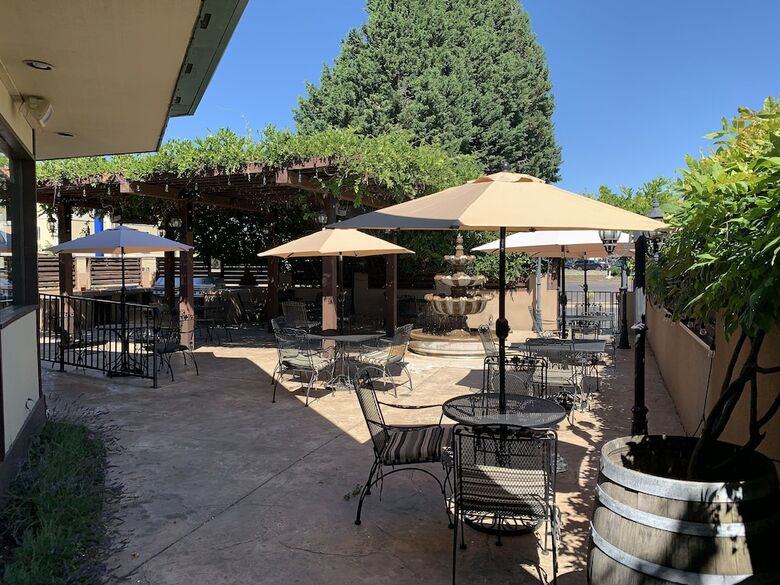 Hotel Rogue Regency Inn & Suites