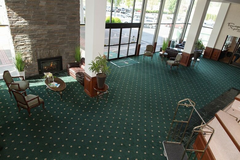 Hotel Rogue Regency Inn & Suites