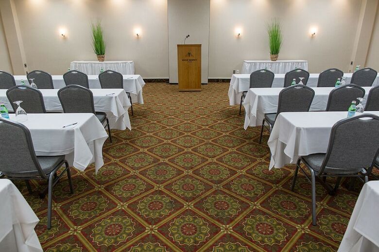 Hotel Rogue Regency Inn & Suites