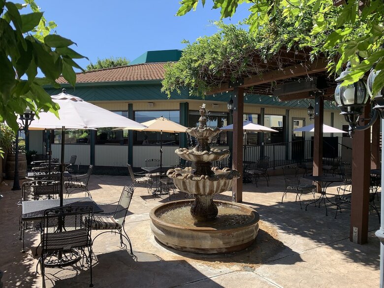 Hotel Rogue Regency Inn & Suites