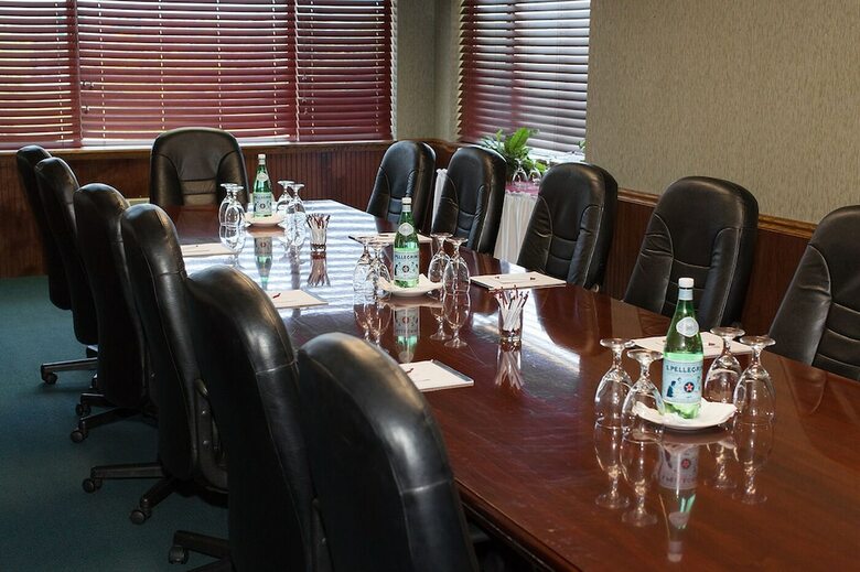 Hotel Rogue Regency Inn & Suites
