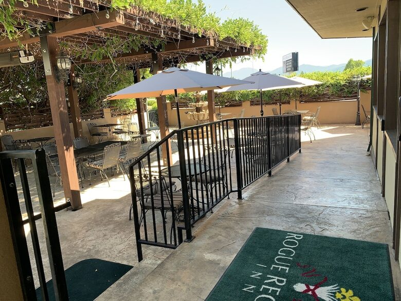 Hotel Rogue Regency Inn & Suites