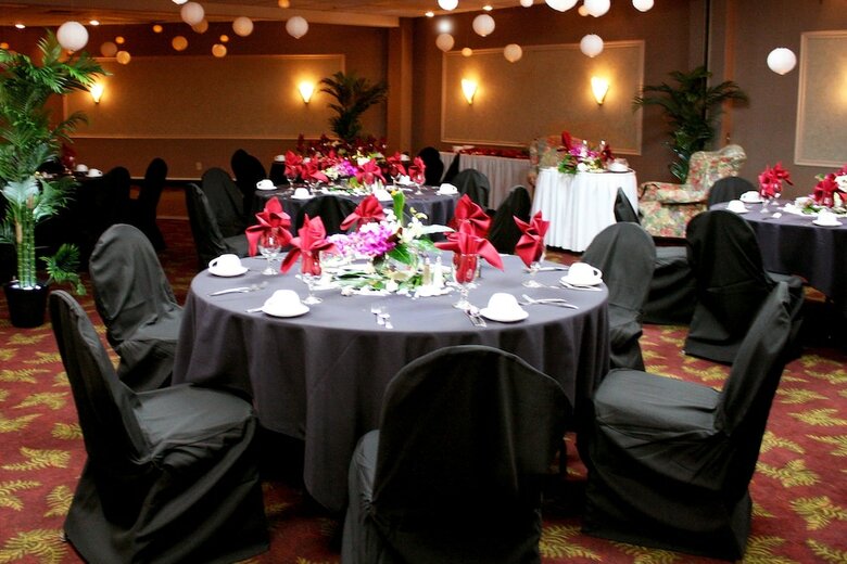 Hotel Rogue Regency Inn & Suites