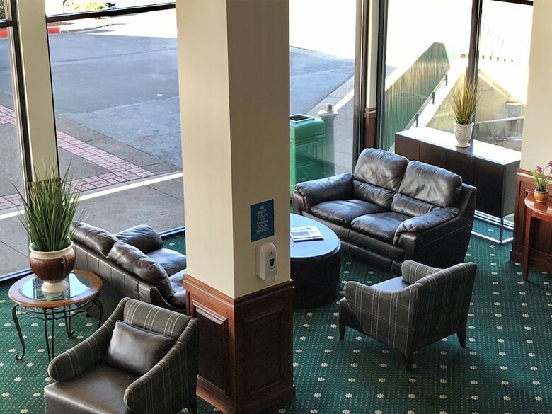 Hotel Rogue Regency Inn & Suites
