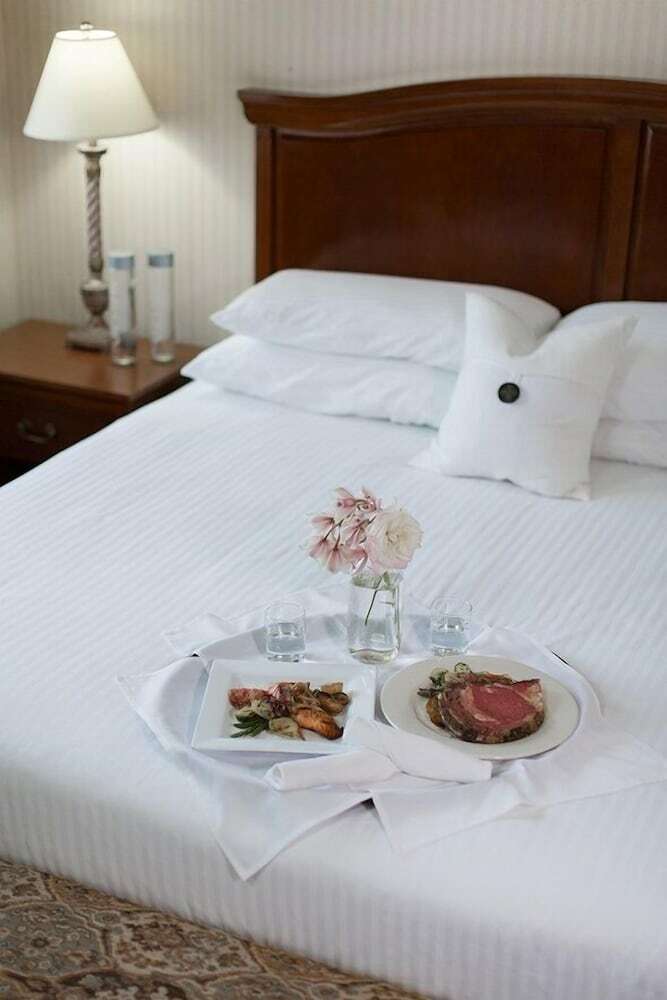 Hotel Rogue Regency Inn & Suites
