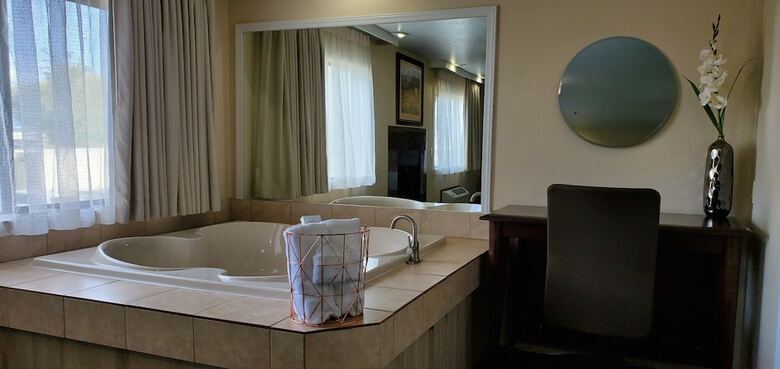 Hotel Rogue Regency Inn & Suites