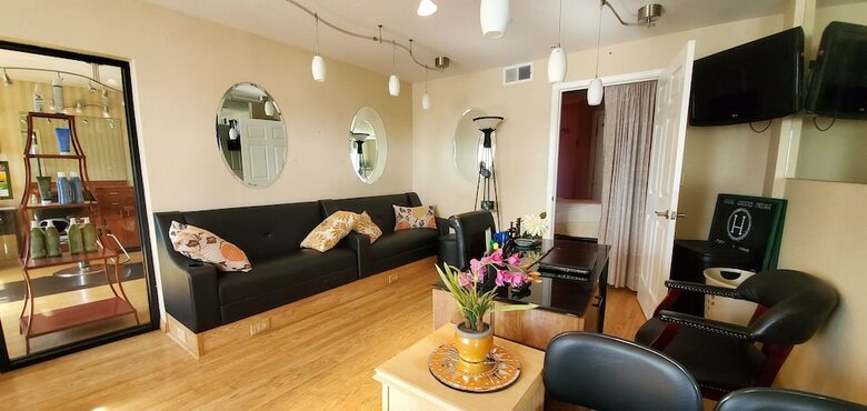 Hotel Rogue Regency Inn & Suites