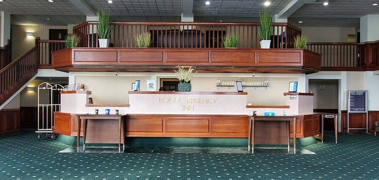 Hotel Rogue Regency Inn & Suites