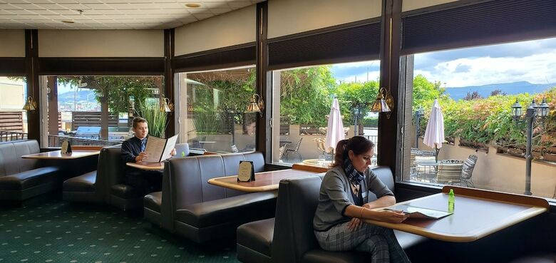 Hotel Rogue Regency Inn & Suites