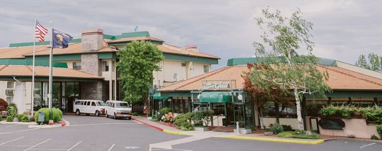 Hotel Rogue Regency Inn & Suites