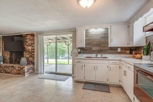 Lakefront Home Firepit & Deck