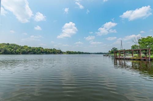 Lakefront Home Firepit & Deck