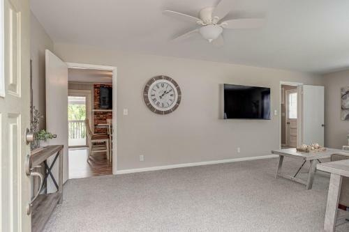 Lakefront Home Firepit & Deck