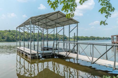 Lakefront Home Firepit & Deck
