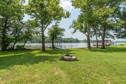Lakefront Home Firepit & Deck