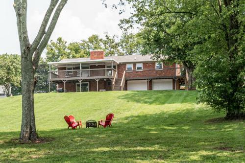 Lakefront Home Firepit & Deck