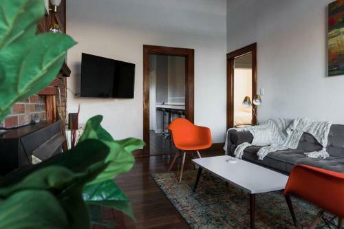 Cozy Mid-century Cottage King Bed 3bed 1bath