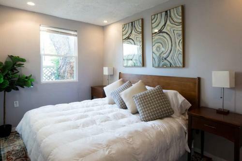 Cozy Mid-century Cottage King Bed 3bed 1bath