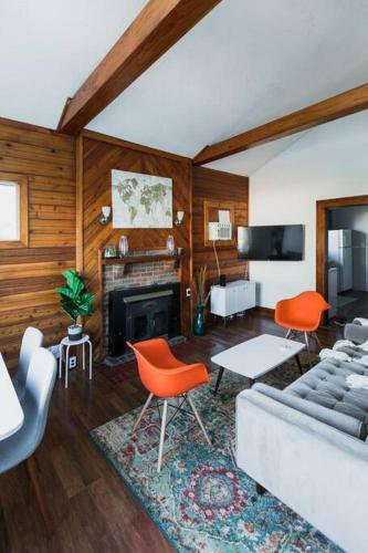 Cozy Mid-century Cottage King Bed 3bed 1bath