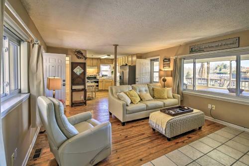Sun-soaked Kingsport Home With Deck And Lake View