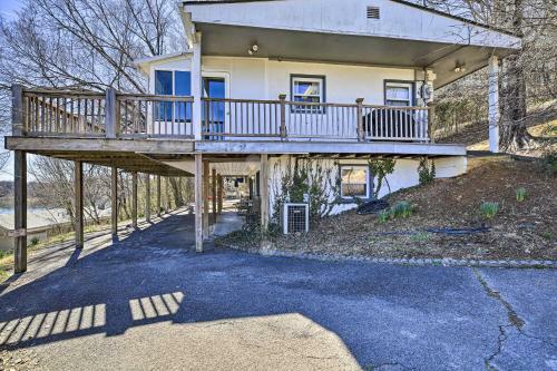 Sun-soaked Kingsport Home With Deck And Lake View