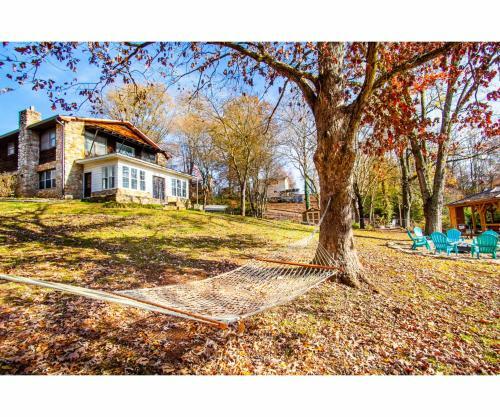 Classic Lake House Lakefront With Fire Pit And Dock