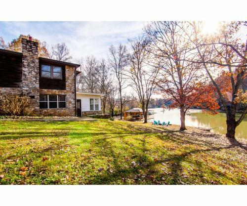 Classic Lake House Lakefront With Fire Pit And Dock