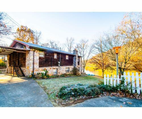 Classic Lake House Lakefront With Fire Pit And Dock