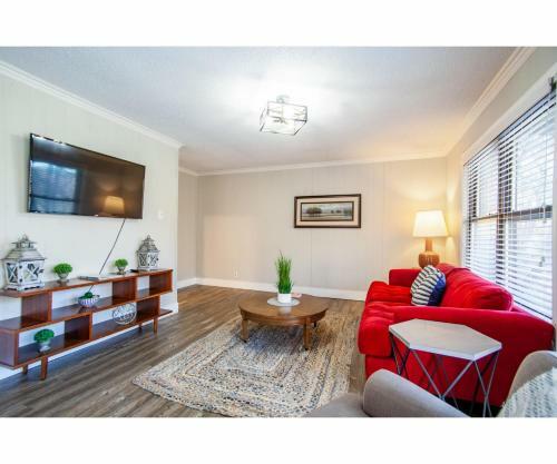 Classic Lake House Lakefront With Fire Pit And Dock