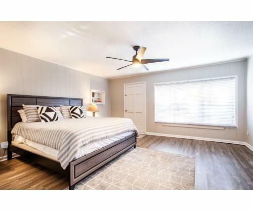 Classic Lake House Lakefront With Fire Pit And Dock