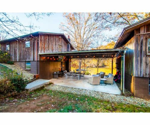 Classic Lake House Lakefront With Fire Pit And Dock