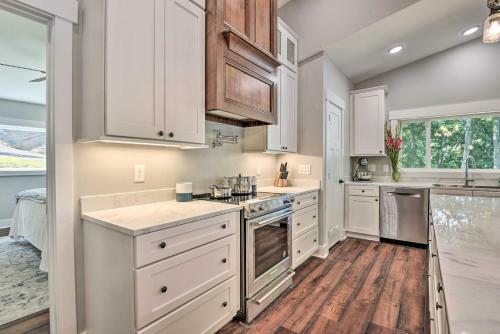 Renovated Lakeside Home With Private Boat Dock!