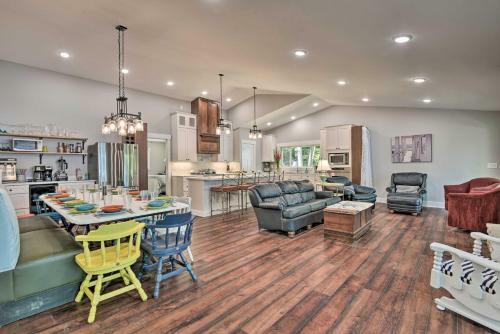 Renovated Lakeside Home With Private Boat Dock!