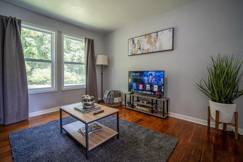 Oak Ridge Charmer Close To Windrock Park